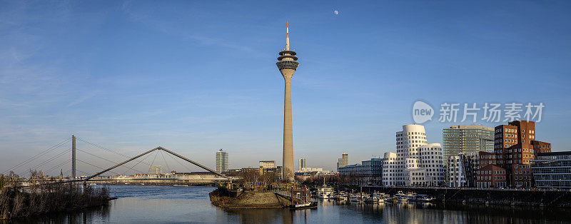 莱茵塔(Rhine Tower)， Rheinkniebrücke，莱茵河上的人行桥和Düsseldorf MedienHafen(媒体港)的天际线，包括盖里建筑，Neuer Zollhof